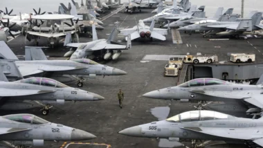 Aviões de combate no convés do porta-aviões Abraham Lincoln antes da operação no Irã