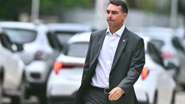 Após visita, Senador ainda relatou que encontrou Bolsonaro "mais disposto", mas que ainda há a preocupação com possíveis quedas.