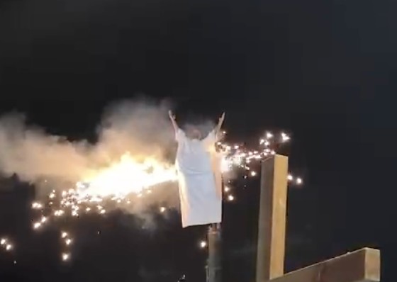 Nas imagens, é possível ver momentos de tensão durante a apresentação