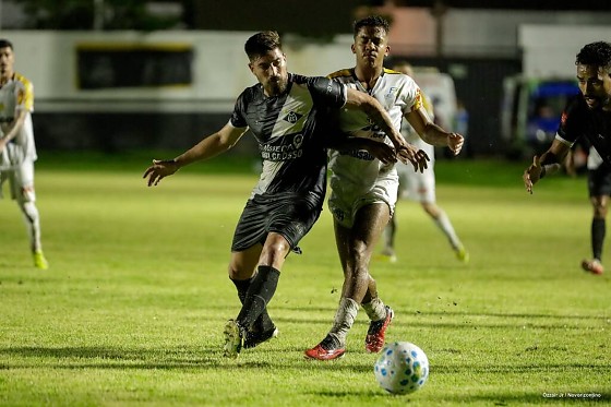 O gramado encharcado dificultou a troca de passes e nivelou o confronto pela força física durante o primeiro tempo