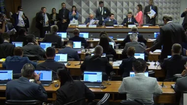 No programa Última Análise desta terça-feira (18) os comentaristas analisaram a mudança da estratégia da defesa de Lulinha no caso do INSS.