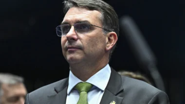 Pesquisa Quaest aponta crescimento numérico na intenção de voto de Flávio Bolsonaro no 1º turno entre esquerdistas não lulistas.