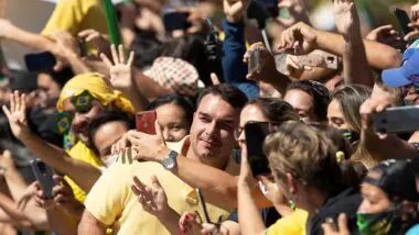 Flávio Bolsonaro, batalha de rejeição contra Lula.