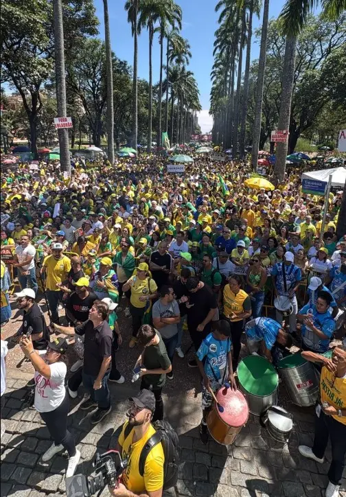 Manifestação na Praça da Liberdade, em Belo Horizonte/MG, às 10h30 deste domingo (1).
