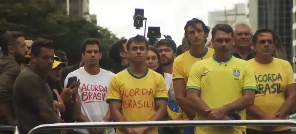 Ao lado de Flávio Bolsonaro, Nikolas pede um minuto de silência pelas 81 vítimas dos deslizamentos na Zona da Mata, em Minas Gerais,