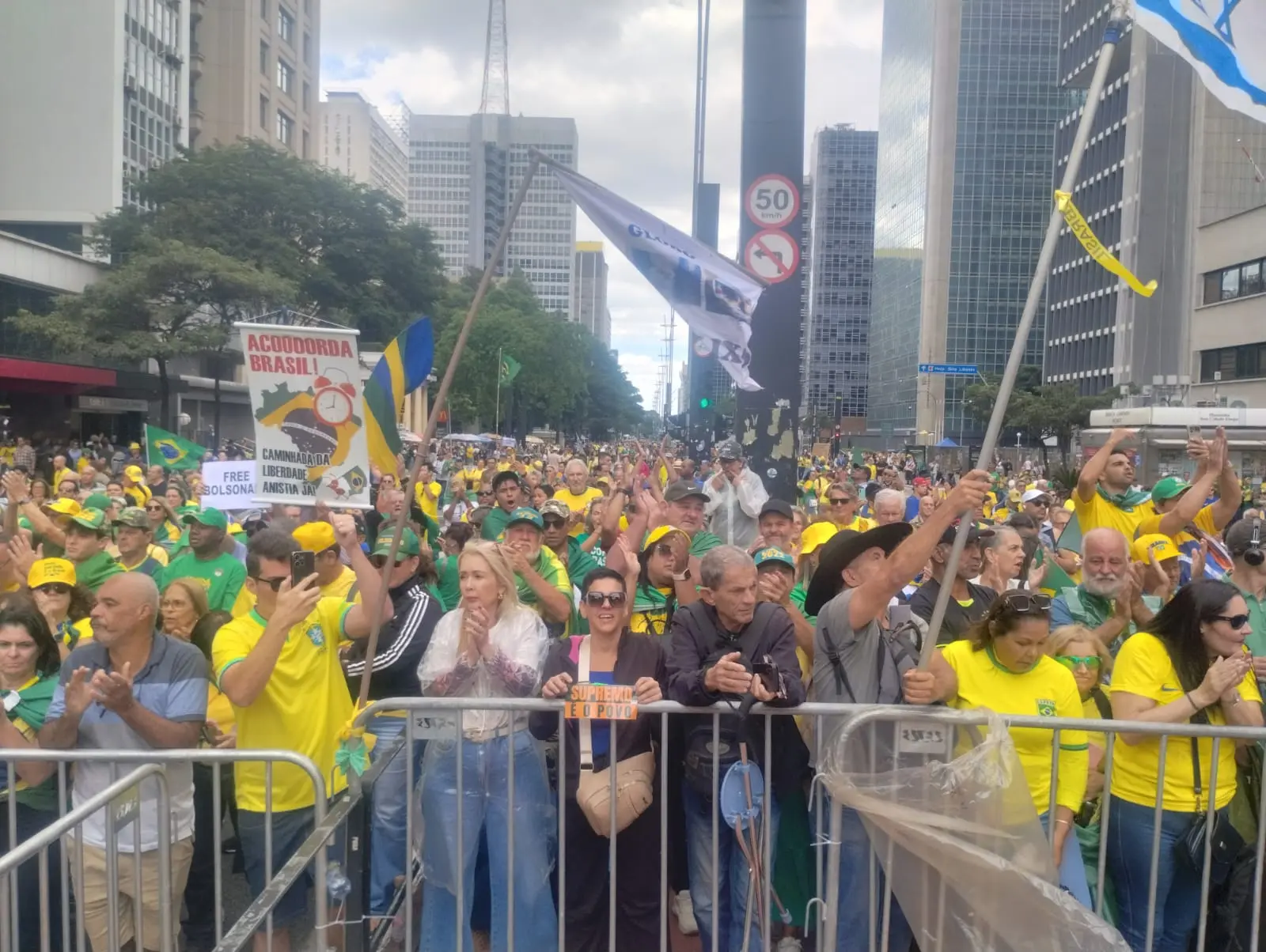 Diversos manifestantes aguardando início do ato na Avenida Paulista.