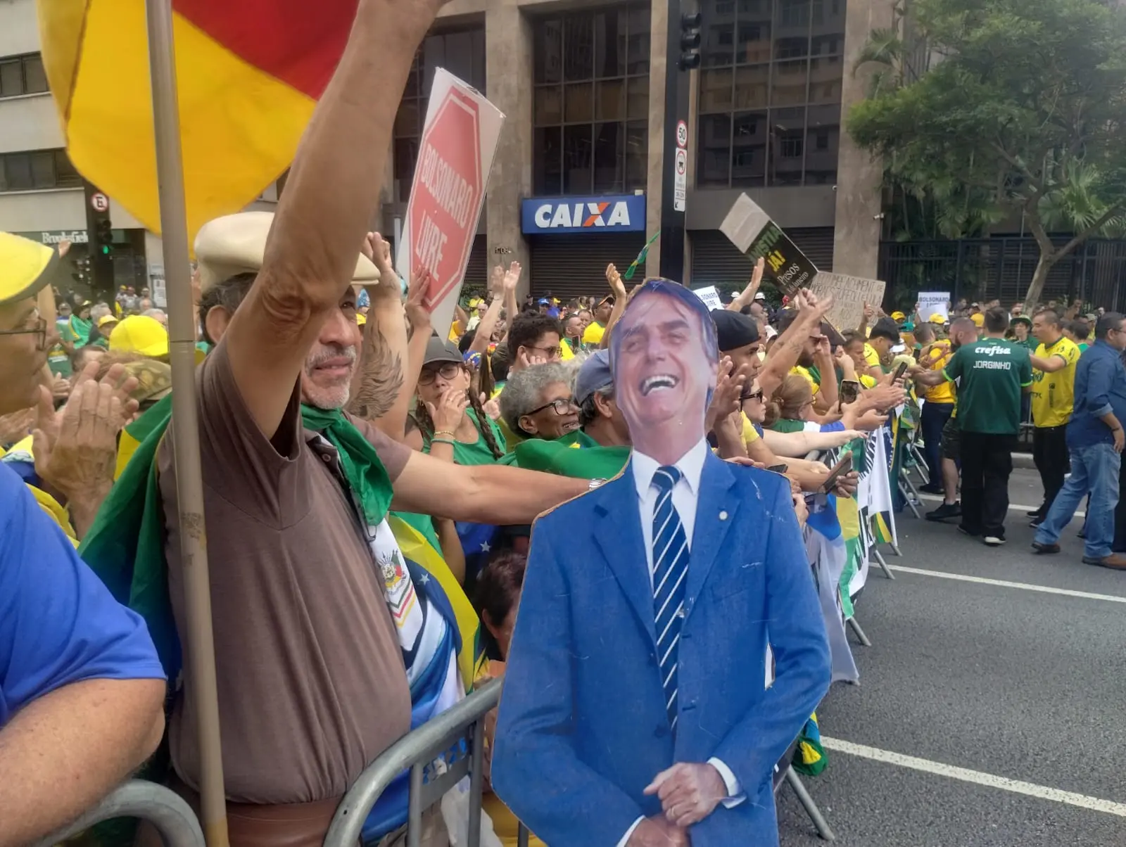 Manifestantes pedes a liberdade para o ex-presidente Jair Messias Bolsonaro.