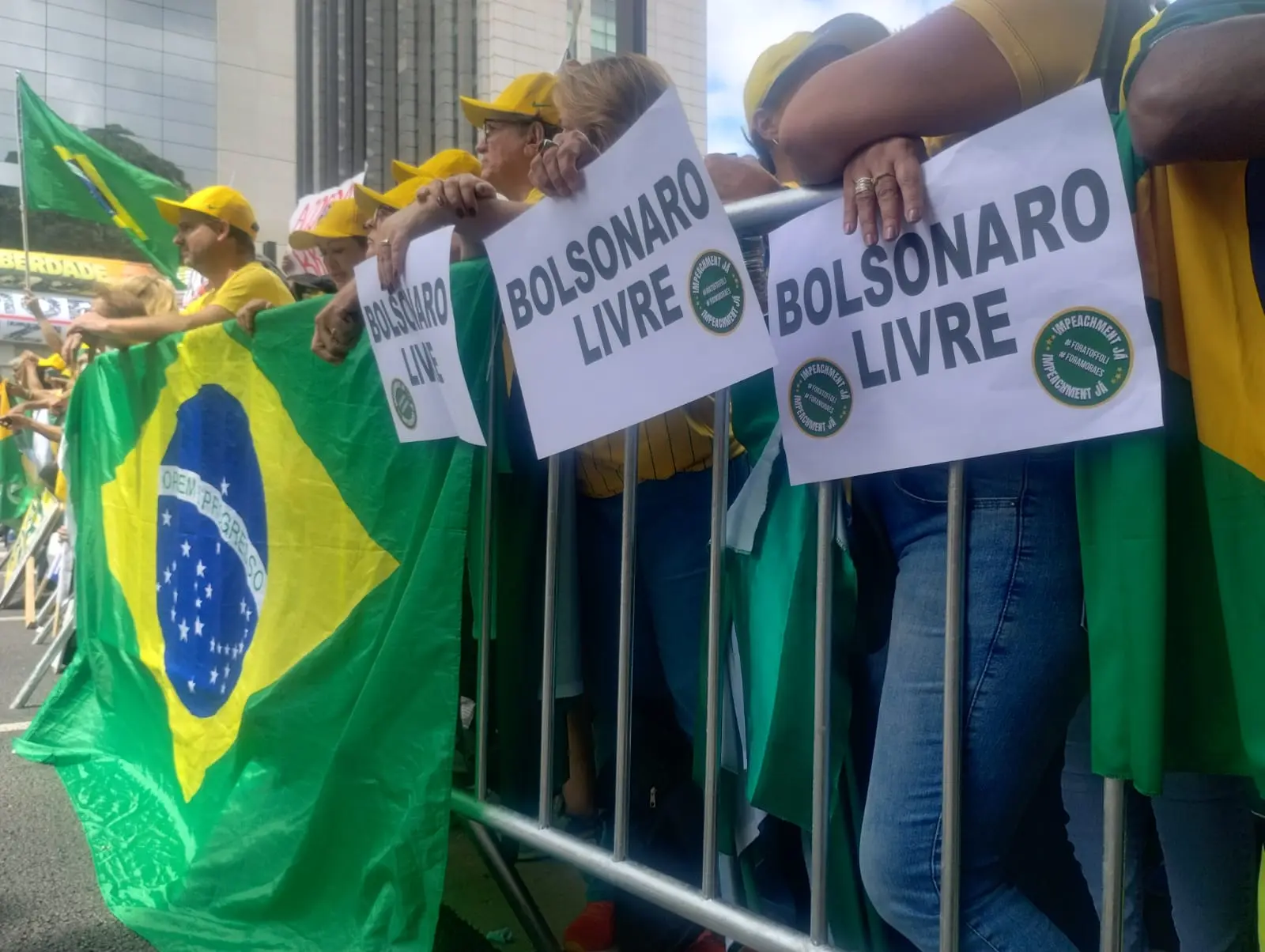 Manifestantes pedes a liberdade para o ex-presidente Jair Messias Bolsonaro.
