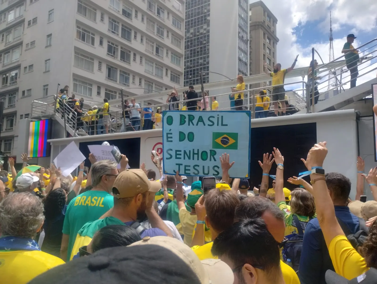 Placa "o Brasil é do Senhor" na Avenida Paulista.