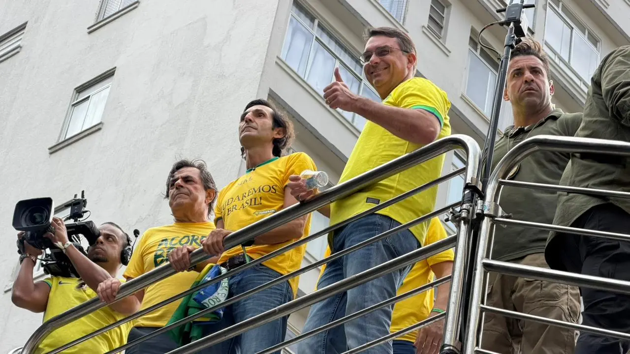 O senador Flávio Bolsonaro (PL-RJ) ao lado do deputado estadual Tomé Abduch (REP-SP)