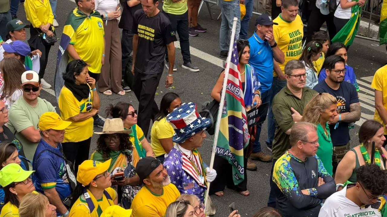 Manifestantes na Paulista também mostraram apoio aos Estados Unidos.