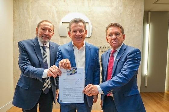 O presidente do TCE-MT, conselheiro Sérgio Ricardo, e o conselheiro-relator José Carlos Novelli, receberam as contas do governador Mauro Mendes.