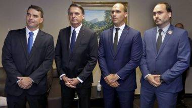 O ex-presidente Jair Bolsonaro com os filhos Flávio, Eduardo e Carlos.