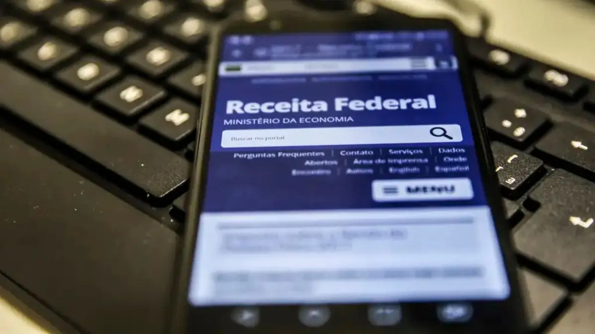 Celular aberto no aplicativo da Receita Federal, em que é possível deduzir tributos voltados para saúde no Imposto de Renda.