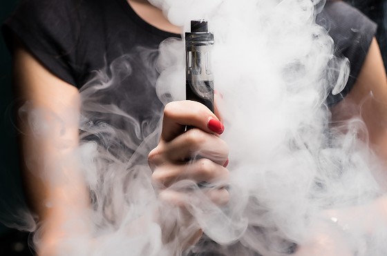Dados do IBGE revelam que vapers e pods são usados por 42% dos jovens.