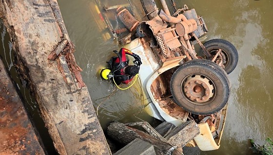 O 2º Núcleo Bombeiro Militar (2º NBM) foi acionado por volta das 8h para atender a um acidente de trânsito, no qual um veículo teria ficado submerso com uma pessoa presa na cabine.