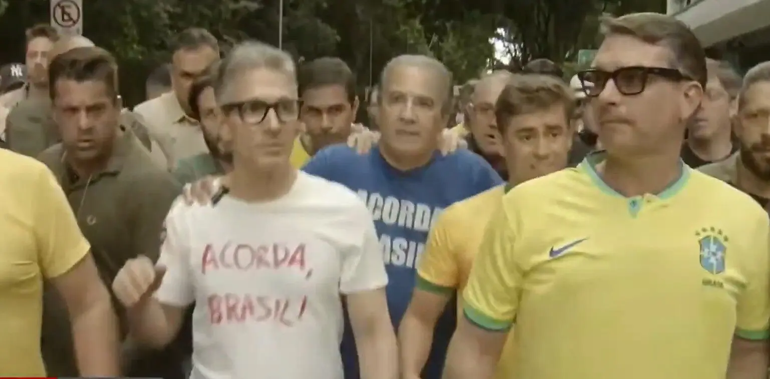 Chegada de Flávio Bolsonaro, Romeu Zema, Silas Malafaia e Nikolas Ferreira à Avenida Paulista.