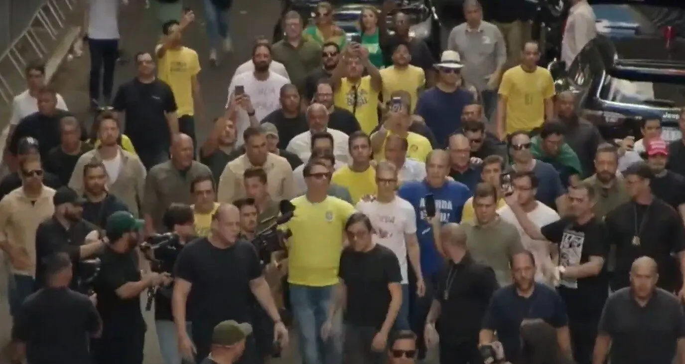 Chegada de Flávio Bolsonaro, Romeu Zema, Silas Malafaia e Nikolas Ferreira à Avenida Paulista.