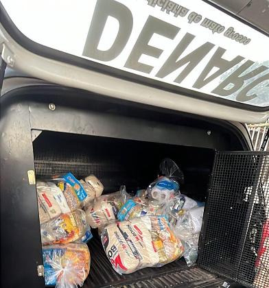 A ação resultou na descoberta de uma residência no bairro Manga utilizada para armazenar entorpecentes e cestas básicas associadas à facção criminosa, após denúncias recebidas pelas autoridades.