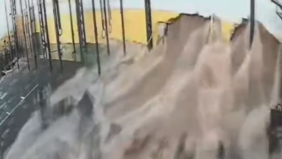 Apesar da destruição, ninguém ficou ferido. O local estava fechado por ser domingo.