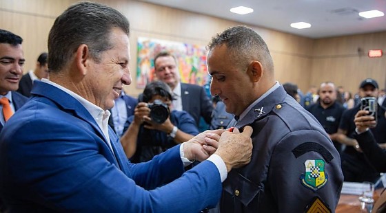 O governador condecorou 25 policiais militares por Ato de Bravura