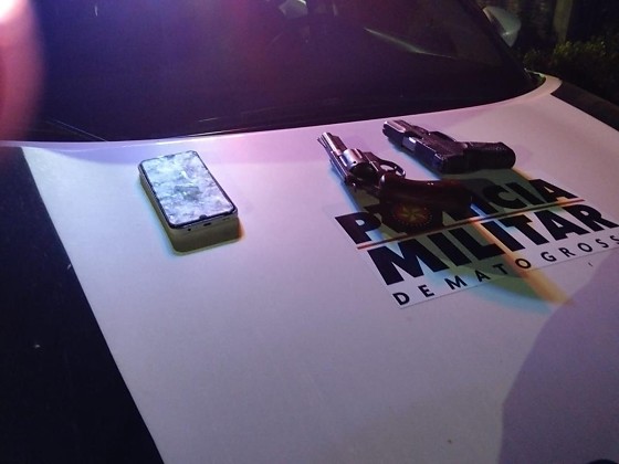 No carro foram apreendidos um revólver calibre 38, com cinco munições, e uma pistola calibre 9mm com carregador