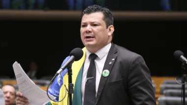 Deputado federal chamou comandante do Exército de "capacho de um ditador", em referência a Alexandre de Moraes.