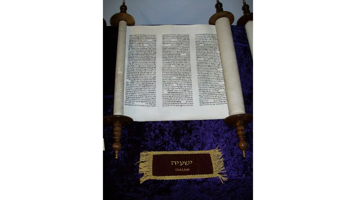 Pergaminho bíblico de Isaías, que arqueólogos disseram ter sido dividido em duas partes.