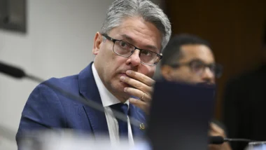 Alessandro Vieira ainda pede intervenção federal no Rio de Janeiro e PEC para regular ética dos ministros.
