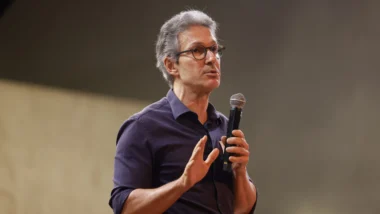 Romeu Zema compara vínculos de ministros do STF com banqueiro Vorcaro a escândalos de abuso na Igreja.