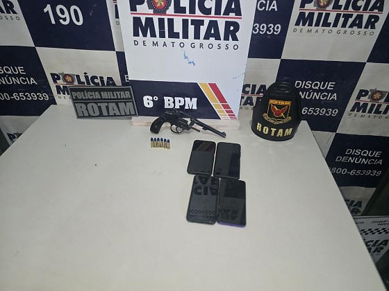 Com o grupo, a PM apreendeu uma arma de fogo e recuperou um veículo com registro de roubo.