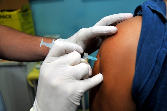 A prioridade inicial é para crianças (6 meses a 6 anos), idosos (60+), gestantes, puérperas, indígenas e quilombolas.