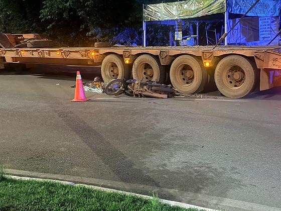 Segundo informações da Polícia Civil, a vítima pilotava uma Biz quando se envolveu em uma batida com um Jeep Renegade e uma carreta