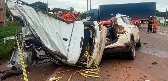 As duas vítimas estavam no veículo de passeio e morreram ainda no local.