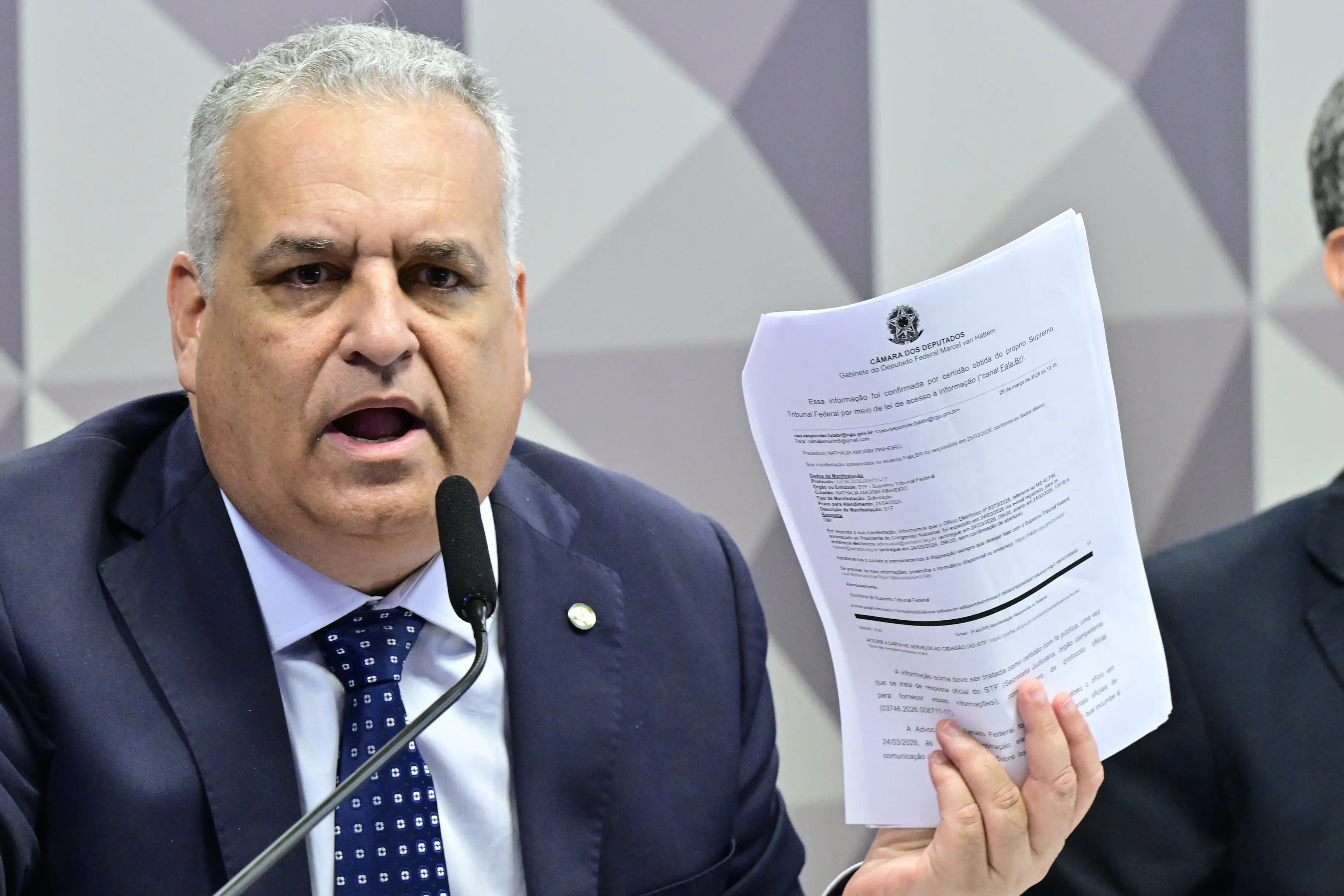 Em uma sessão tumultuada, Alfredo Gaspar leu um resumo do relatório final, de mais de 4 mil páginas. As conclusões acabaram rejeitadas pelo colegiado. 