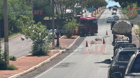 Caminhão causou grande congestionamento no trânsito.