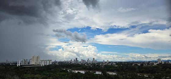 A combinação de calor e umidade favorece a formação de nuvens carregadas, típicas desse período.