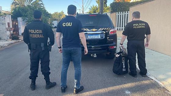 Há indícios de irregularidades na contratação de empresas prestadoras de serviços, com possível direcionamento e simulação de concorrência.