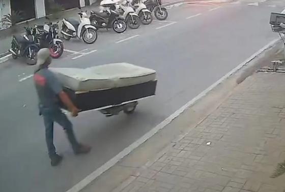 Imagens mostram homem carregando corpo de idosa dentro de colchão