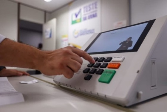 Mauro Mendes renuncia em Mato Grosso para disputar o Senado, enquanto o Rio de Janeiro enfrenta incerteza jurídica sobre eleição tampão devido à falta de um vice-governador.