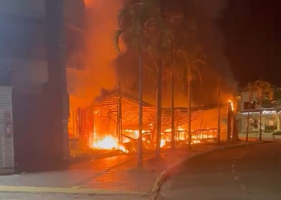 As causas do incêndio ainda serão investigadas pela perícia técnica.