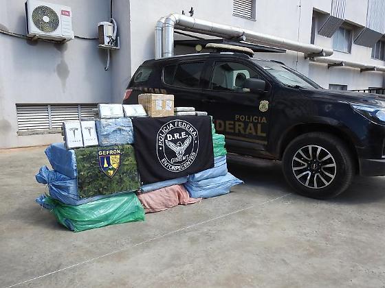 A droga, os suspeitos e a aeronave foram encaminhados à Superintendência da Polícia Federal em Cuiabá.