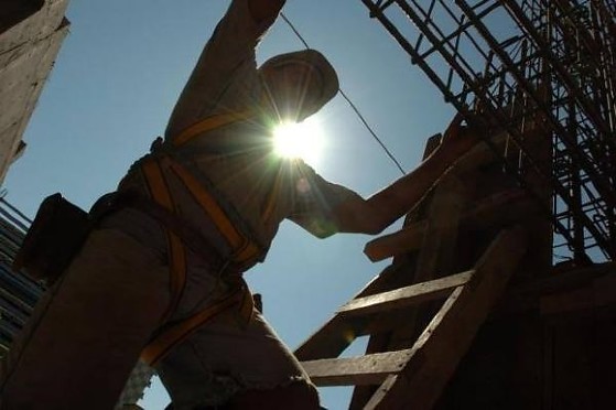 Cerca de 23 milhões de brasileiros sofrem exposição solar crítica no trabalho, fator que impulsiona a estimativa de 263 mil novos casos anuais de câncer de pele não melanoma para o triênio 2026-2028.