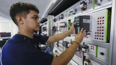 Programa de ensino técnico do governo Zema em Minas Gerais