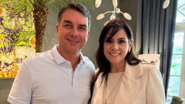 Cotada como vice de Flávio Bolsonaro: Muito conhecida no interior de São Paulo, Simone Marquetto trabalhou diversos anos como repórter e apresentadora em emissoras locais de TV aberta e tornou-se uma influenciadora católica antes de entrar para a política.