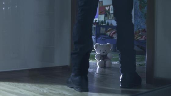 Ele foi preso após invadir casa e abusar de criança e bebê