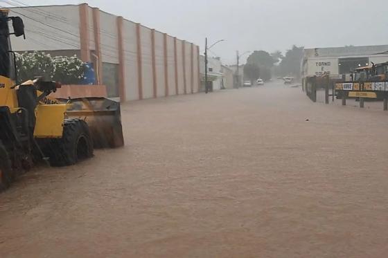 O documento aponta a necessidade da decretação de situação de emergência no município em virtude dos estragos causados por alagamentos.