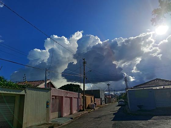 Segundo a empresa meteorológica Climatempo, o dia será de sol com muitas nuvens e céu nublado à noite.