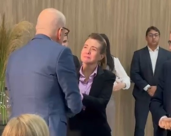 Prefeita se emocionou e agradeceu ao governador.