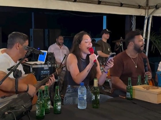 Deputada Janaina Riva cantou ao lado do cantos Jero Neto, em Várzea Grande